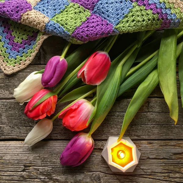 Mnohobarevné Tulipány Tmavém Dřevěném Podkladu Pozdrav Den Matek Března Narozeniny — Stock fotografie