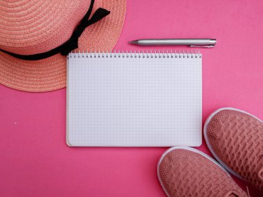 Spor ayakkabılar, ip atlama ve pembe halıda tıbbi maske. Koronavirüs salgını sırasında halka açık bir yerde değil, evde egzersiz yapmak.