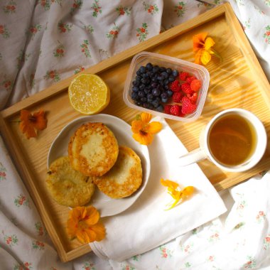 Sağlıklı Cheesecake, yaban mersini ve ahududu kahvaltısı.