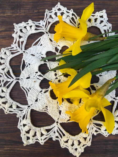 Žluté Narcisy Bíle Háčkované Dřevěném Podkladu Pozadí Tapety Nebo Pohlednice — Stock fotografie