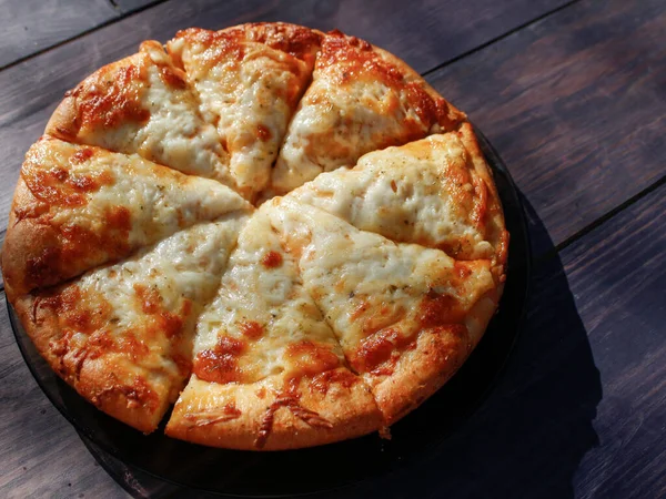 Pizza Serem Gotowanym Domu Czarnym Drewnianym Tle — Zdjęcie stockowe