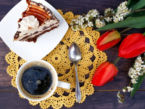 Frühlingsfrühstück Kaffee Und Kuchen Auf Dunklem Holzgrund Stockbild