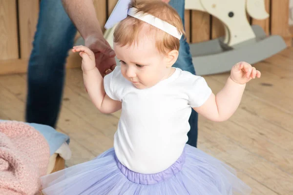 Søt liten jente i en lilla ballett-tutu – stockfoto