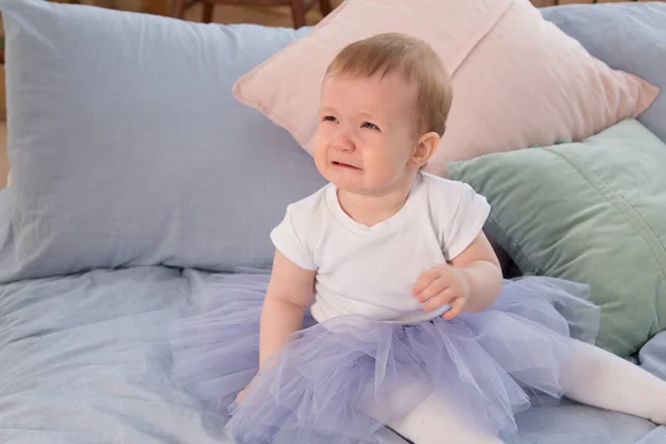 Симпатичная маленькая девочка в сиреневой балетной пачке плачет — стоковое фото
