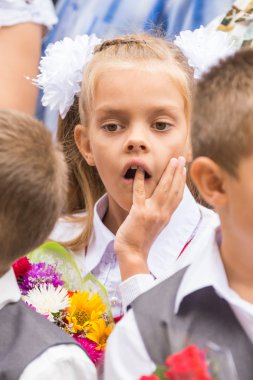İlk Eylül ayında ilk çizgide düşünce onun ağzına bir parmak sıkışmış düşünme
