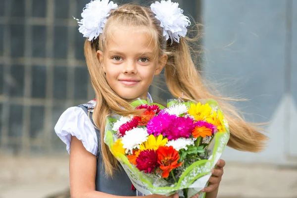 Upp porträtt av första-grader med en bukett blommor — Stockfoto