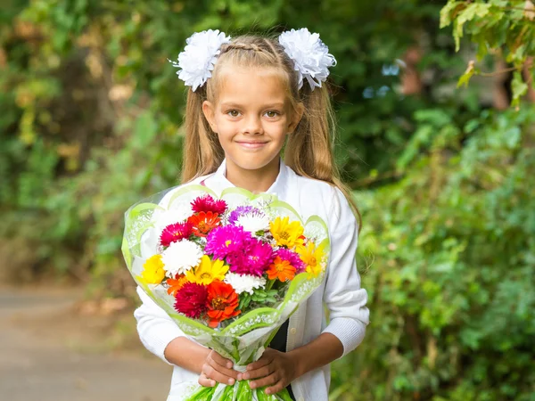 Yedi yıllık okul kız bir buket çiçek ile portre kadar — Stok fotoğraf