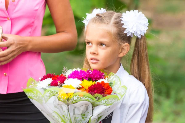 Porträtt av en sju-årig skolflicka, står bredvid min mor — Stockfoto