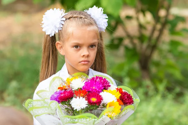 Portret z siedmiu lat uczennica z wielkim bukietem w ręce — Zdjęcie stockowe