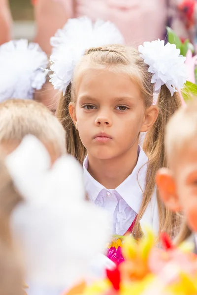 Eerste nivelleermachine moe van klasgenoten in de menigte op de eerste regel van September — Stockfoto