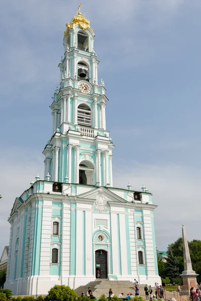 Sergiev Posad - 10 Ağustos 2015: Trinity-Sergius Lavra çan kulesi görünümünü — Stok fotoğraf