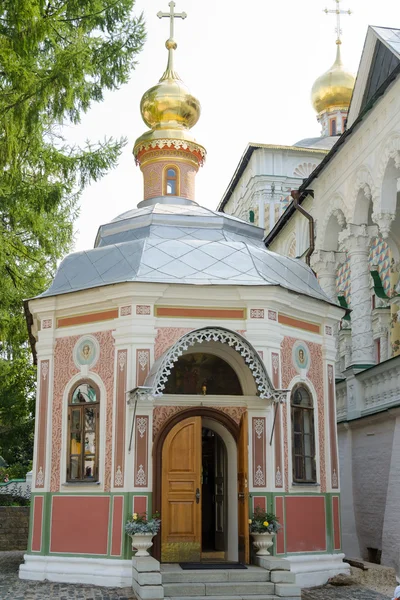 Sergiev Posad - 10 de agosto de 2015: Ver Mikheyevsky templo de la Santísima Trinidad San Sergio Lavra — Foto de Stock