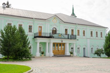 Sergiev Posad - 10 Ağustos 2015: Kutsal Trinity Sergius Lavra Metropolitan'ın odaları binanın görünümünü