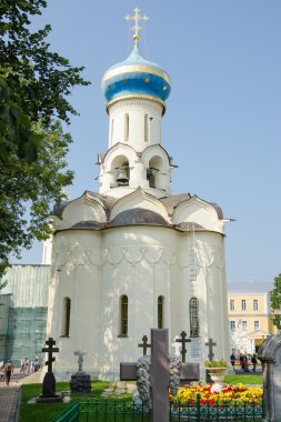 Sergiev Posad - 10 Ağustos 2015: Mezar Spirit tapınağın kutsal Trinity St Sergius Lavra önü görünümünü