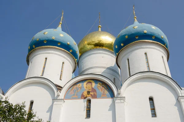 Sergiev Posad - 10 Ağustos 2015: Trinity-Sergius Lavra varsayım katedral kubbeleri — Stok fotoğraf