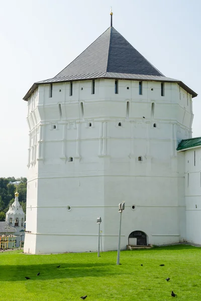 Sergiev οπτική γωνία σας. - Αύγουστος 10, 2015: Άποψη του Πύργου του μπλοκ Αγία Τριάδα - Άγιος Σέργιος Λαύρας στην Sergiev οπτική γωνία σας. — Φωτογραφία Αρχείου