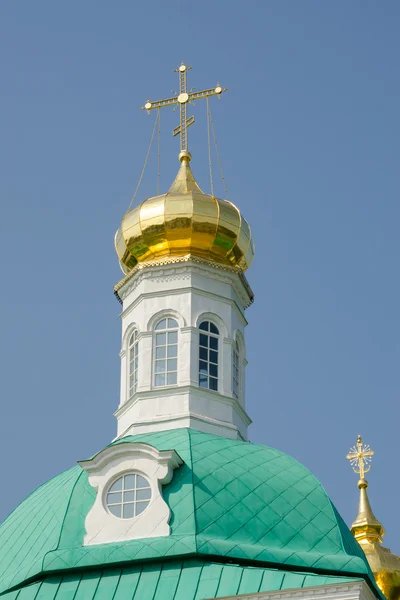 Сергієво-Посадський - 10 серпня 2015: Видом на купол на вежу над головним входом до святих воріт в Святу Трійцю Санкт Сергієва лавра — стокове фото