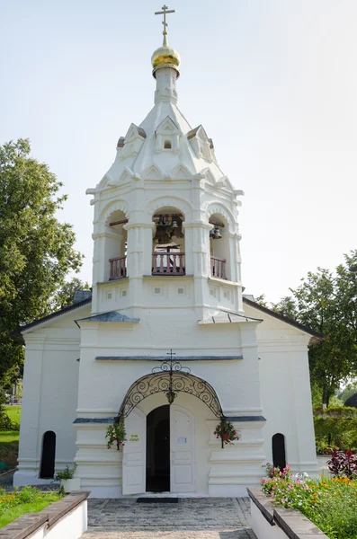 Sergiev Posad - augusti 10, 2015: Klockstapeln Pyatnitskaya kyrka i Sergiev Posad — Stockfoto