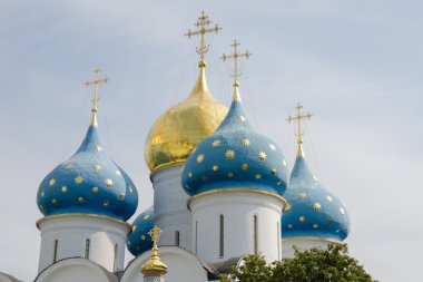 Sergiev Posad - 10 Ağustos 2015: Trinity-Sergius Lavra varsayım katedral kubbeleri