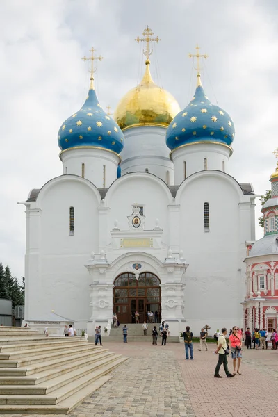 Sergiev Posad - 10. august 2015: View of the Assumption Cathedral of the Holy Trinity St. Sergius Lavra – stockfoto
