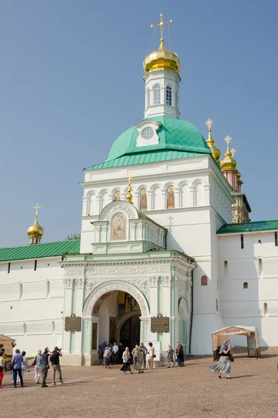 Sergiev Posad - 10. august 2015: Visning av hovedinngangen til Den hellige port ved Holy Trinity St. Sergius Lavra – stockfoto