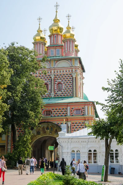 Sergiev Posad - 10 Ağustos 2015: Baptist ve kutsal Trinity St Sergius Lavra kutsal tapınak kapısında görünümünü — Stok fotoğraf