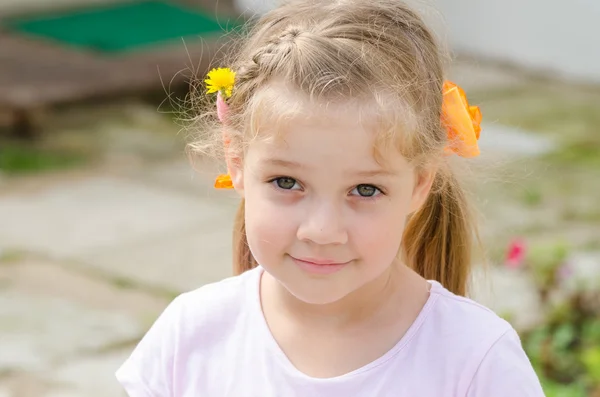 Retrato de una linda niña de cuatro años —  Fotos de Stock