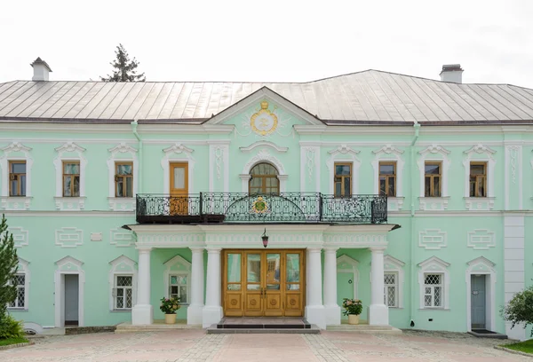 Sergiev Posad - 10 de agosto de 2015: Vista do edifício das câmaras metropolitanas da Santíssima Trindade Sérgio Lavra — Fotografia de Stock