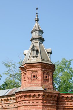 Sergiev Posad - 10 Ağustos 2015: perakende mağazaları Trinity Sergius Lavra Garden'da Pafnutevskom çevresinde uzanan kırmızı duvar Kulesi