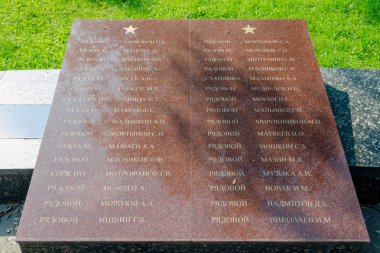 Sergiev Posad - 10 Ağustos 2015: Sergiev Posad büyük Vatanseverlik Savaşı zafer kazanan Memorial'dan askerlerin toplu mezarda gömülü olanların adları