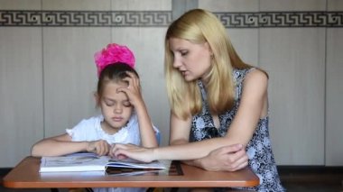 Hoca hanım ders kitabı görevde anlamını açıklar