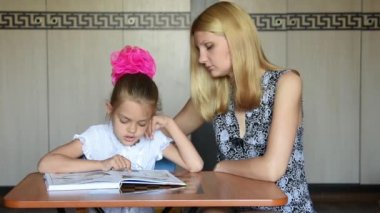 Babam annem ve bir masada oturan ve bir astar okuma kızı için gitti