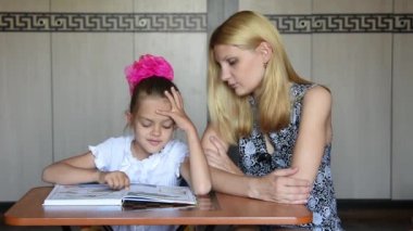 Birinci sınıf öğrencisi anne bakım altında komik astar okuma güldü