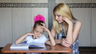 Kız öğrenci komik anne birlikte bir astar okunurken burnunu alır