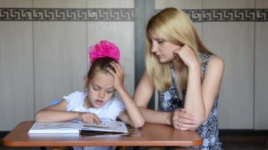 Komik şişkin gözler bir yorgun birinci sınıf öğrencisi anne gözetimi altında Abc metni okur