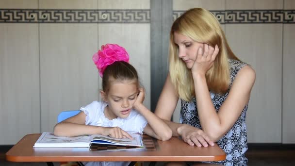 Tutor puxado menina concebida na classe — Vídeo de Stock