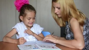 Hoca hanım ödevlerini yapmak nasıl gösterir