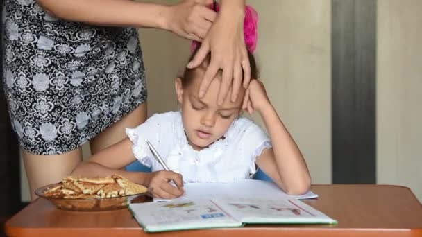 My mother stabbed her daughter hair barrette that performs homework — Stock Video