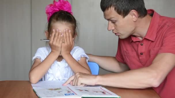 Sette anni scolara coperto il viso di frustrazione come Papa la rimprovera per un brutto voto — Video Stock