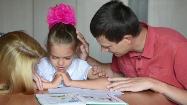 Mama und Papa besänftigen einen weinenden Schüler, der die ersten beiden in der Schule gewonnen hat — Stockvideo