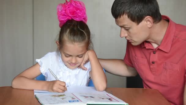 Papa regaña a su hija de siete años en una mala colegiala con tarea — Vídeos de Stock