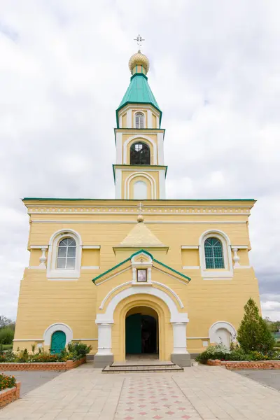Duboviy ovrag, russland - 20. Februar 2016: Außenfassade der Kirche des heiligen Märtyrers Nikita. Gebiet Wolgograd — Stockfoto