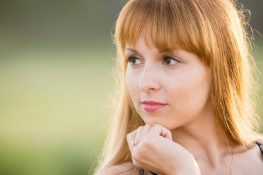 Sola bakan bir kız portre kadar yumuşak yeşil arka plan oluşturma