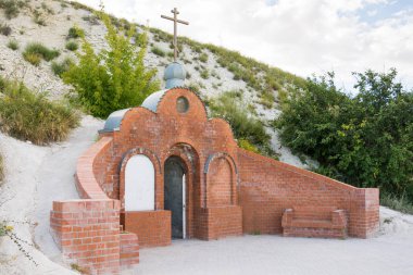Olkhovka, Rusya - 10 Temmuz 2016: Giriş mağara manastırın kutsal Trinity taş-Brodsky Manastırı olkhovsky bölgesinde Volgograd bölgesi, Rusya Federasyonu