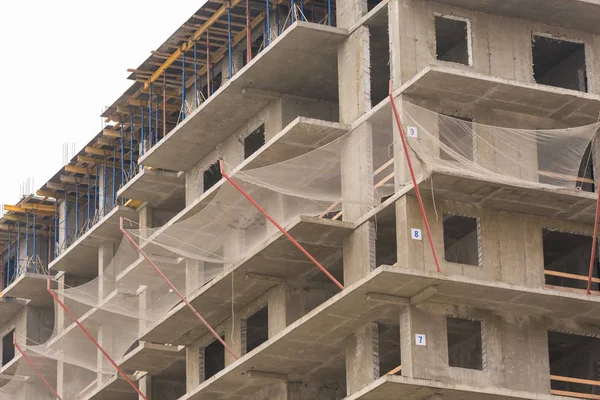 Protective guard from falling objects during the construction of multi-storey residential building — Stock Photo, Image