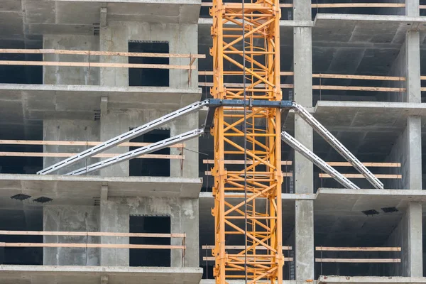 Mounting construction crane lifting to overlaps in the construction of the house — Stock Photo, Image