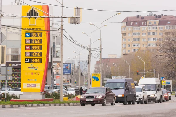 Anapa, Russie - 16 novembre 2016 : Remplissage de la compagnie pétrolière Rosneft avec les prix à partir de novembre 2016 dans la région de Krasnodar, près des voitures se déplaçant sur la route urbaine — Photo