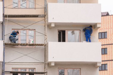 Anapa, Rusya Federasyonu - 16 Kasım 2016: İşçiler seçtiğiniz tamamlama ve yüksek binalar cephe boyama gerçekleştirmek