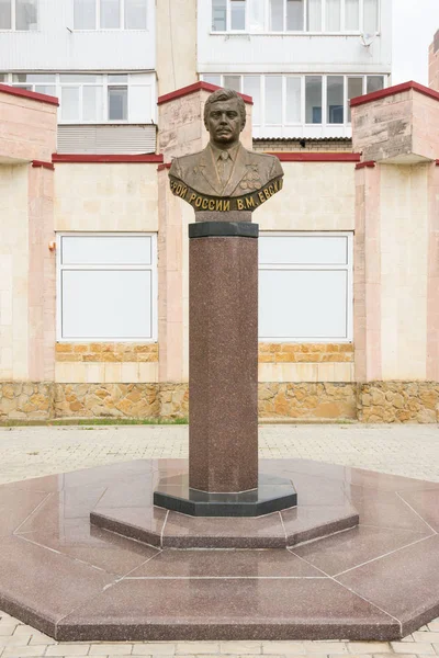 Anapa, Russia - November 16, 2016: Monument to Russian hero Vyacheslav Mikhailovich Evskinu mounted on Evskina Boulevard in Anapa — Stock Photo, Image