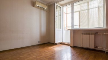 Boş bir oda, bir balkon ve bir görünüm duvar bölümünün iç